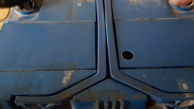 Как открыть крышку обслужить не обслуживаемый аккумулятор смотреть онлайн