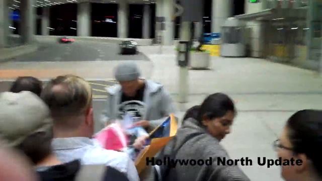 Charlie Hunnam arrives to tons of fans in Toronto for TIFF. Signs autographs смотреть онлайн