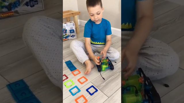 КАК СОБРАТЬ ГУСЕНИЧНЫЙ ТРАКТОР БОНДИБОН (ГЕОСМАРТ) АРТУР 5 ЛЕТ смотреть онлайн