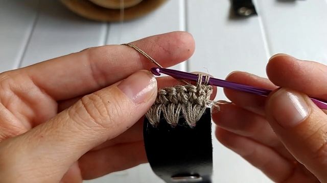 Вязанные ручки для сумки с кнопкой и кожаной вставкой