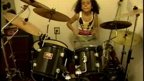 Девушка играет на барабанах