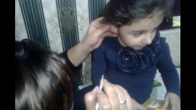 Прокалываем ушки Маришке) Ear piercing смотреть онлайн
