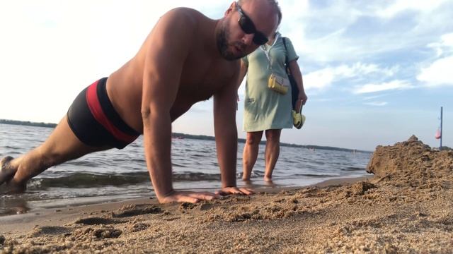 Чистые отжимания на пляже… (SPORT TRAINING MOTIVATION) смотреть онлайн