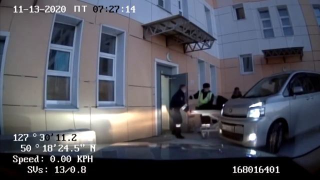В Благовещенске сотрудники ДПС помогли женщине, у которой прямо в машине начались роды смотреть онлайн