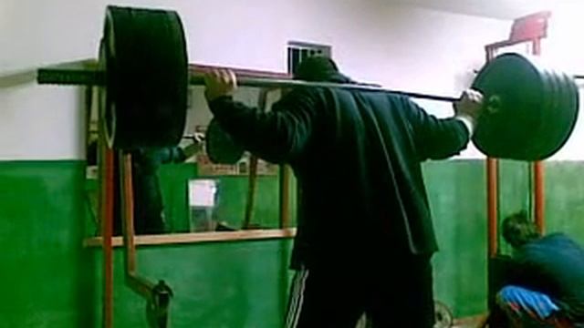 Приседание со штангой 200 кг (собственный вес 130, 21 год) смотреть онлайн