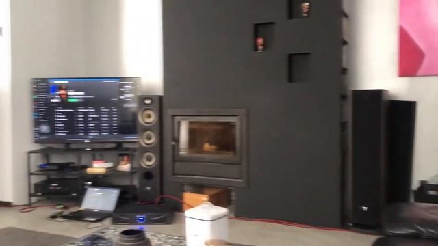 Cerwin Vega CLS 215 playing Hardstyle смотреть онлайн