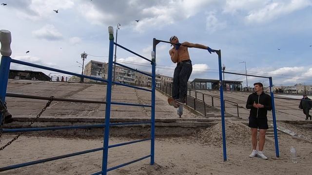 Упражнение "лучник" на турнике, на площадке. смотреть онлайн