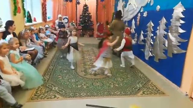Танец Бабок Ёжек смотреть онлайн