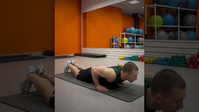 Узкие отжимания с колена. Трицепс смотреть онлайн