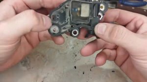 Замена щеток генератора на неразборном регуляторе напряжения своими руками.