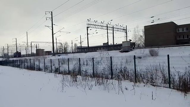 ДМ62-1740. В родном окрасе. Манёвры по станции Петрозаводск. Переезд с 5 пути на 1. смотреть онлайн