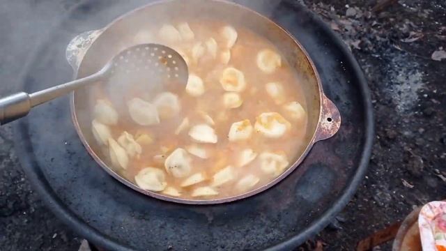 Суп из пельменями на костре смотреть онлайн