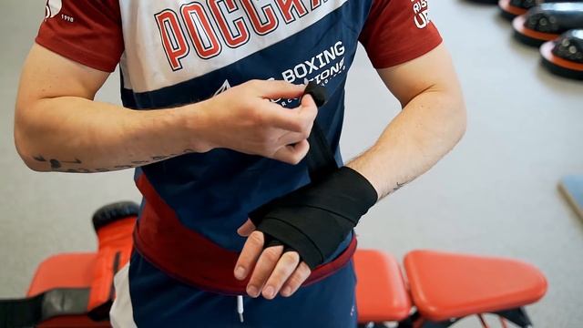 ДВА СПОСОБА правильно бинтовать руки в боксе и ММА | Пошаговая инструкция с комментариями тренера смотреть онлайн