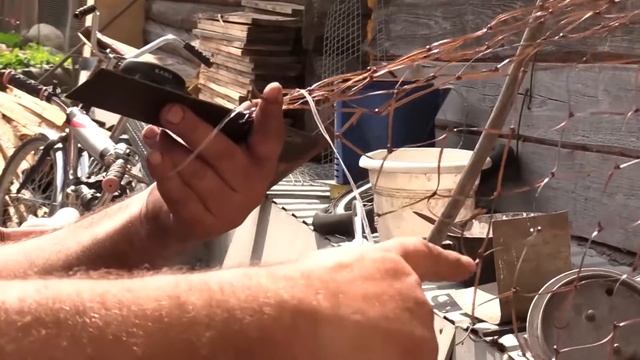 Народный умелец плетет из пластиковых бутылок сетки для забора смотреть онлайн