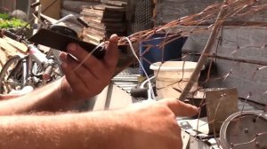 Народный умелец плетет из пластиковых бутылок сетки для забора