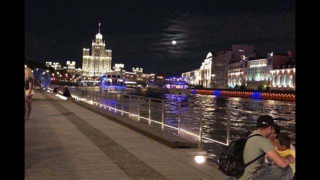 Москва река ночью и кораблики без звука в МП4 смотреть онлайн