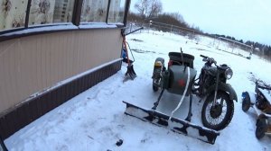 Снегоотвал на мотоцикл из ГО..НА И ПАЛОК. Чистим снег на мотоцикле Урал с китайским двигателем.