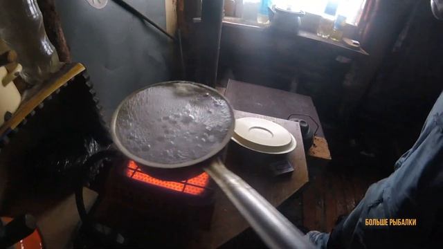 ПОДЛЁДНАЯ РЫБАЛКА на разливах в марте | Ice fishing in spring смотреть онлайн