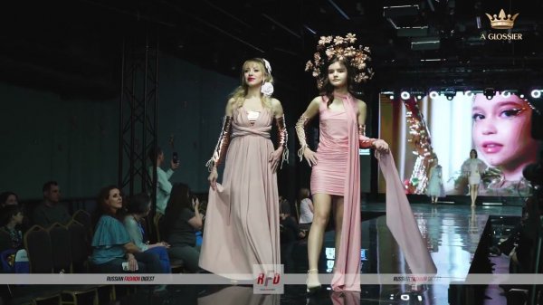 A_Glossier SS24 Show Moscow