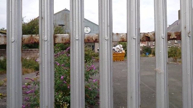 Driving the Cavalier CD 2.0 16V to Berwick and checking out the abandoned Vauxhall dealership смотреть онлайн
