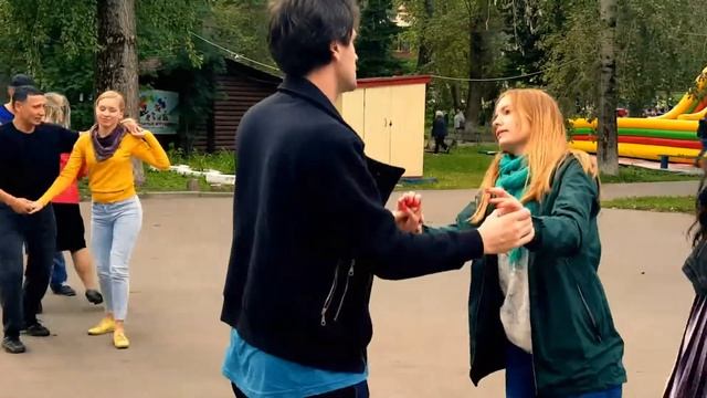 Танцы в Сыктывкаре. Танцующие люди. Кировский парк смотреть онлайн