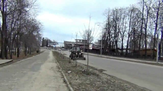 Трактор со скрежетом убирает дороги смотреть онлайн