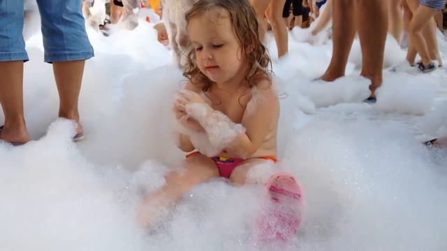 Пенная вечеринка для детей праздник веселье ребенок играет с пеной Сочи