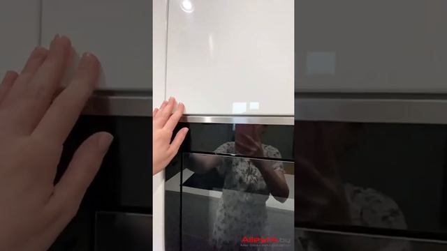 Современная черно- белая кухня с островом смотреть онлайн