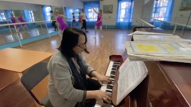 Фрагмент урока классического танца концертмейстер Папава Т.Ф. г.Маркс . смотреть онлайн