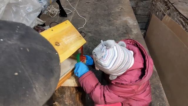 Как сделать кормушку для птиц своими руками Покраска смотреть онлайн