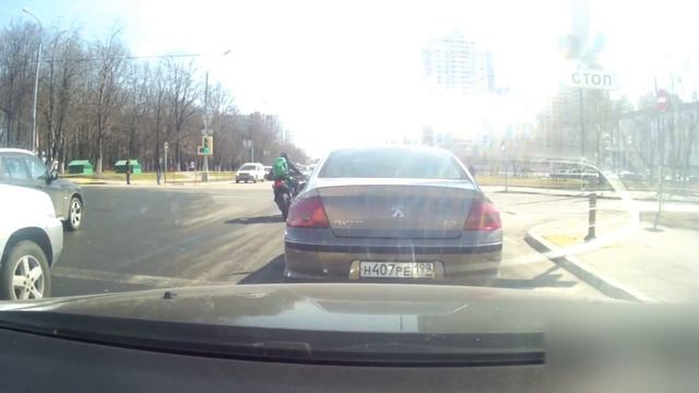 Резкий старт/ Мотоциклист упал на асфальт! смотреть онлайн