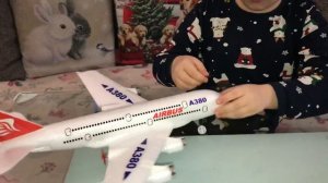 Распаковую и тестирую  радиоуправляемый - самолёт AIRBUS A380 на пульте управления