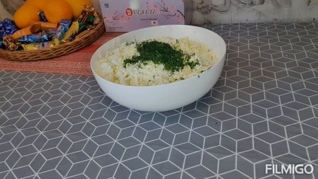 Готовим салат из крабовых палочек и подаем в начос или чипсах смотреть онлайн