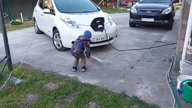 Давид и Лев запускают самолёт из потолочного пенопласта смотреть онлайн