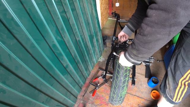 Сборка мопеда после покраски. Ставим маятник, вилку, колеса. смотреть онлайн