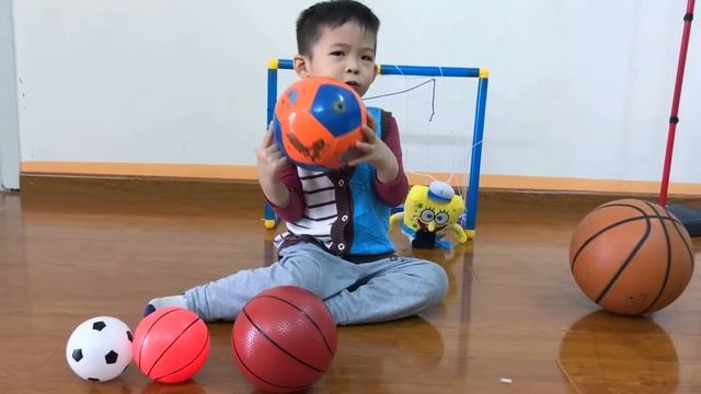 Soccer balls game | Baby Learn colors and playing | Xavi ABCkids смотреть онлайн