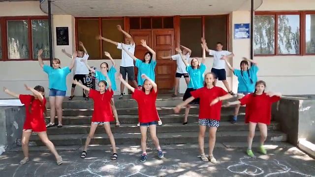 Флешмоб ко Дню России в лагере «Радуга» Селезневской СШ №18 смотреть онлайн