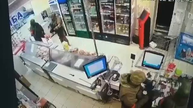 Тростянка Черниговская обл., Русские марадеры обносят магазин.Это маленькое село. смотреть онлайн