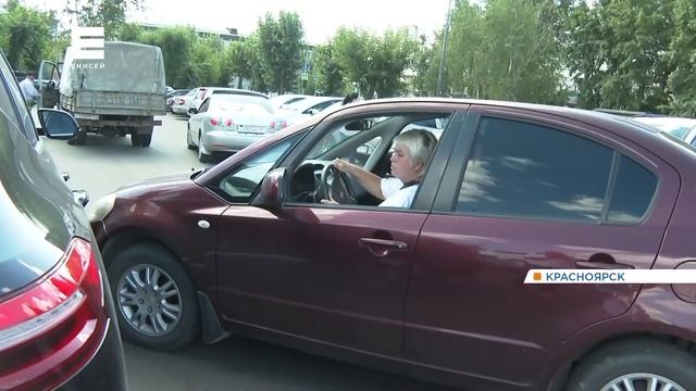 В Красноярске возле автовокзала водители продолжают парковаться, несмотря на запрещающие знаки смотреть онлайн