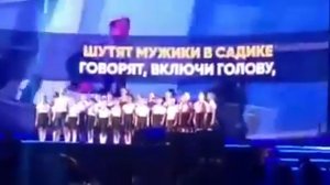 Детский хор поёт издевательскую песенку о пенсионной реформе.