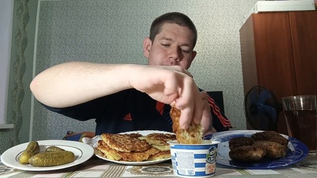 ДОМАШНИЕ ДРАНИКИ И КОТЛЕТЫ  СО СМЕТАНОЙ И ОГУРЦАМИ | Mukbang | Draniki And Cutlets With Sour Cream