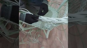 Плетение кресла из искусственного ротанга в мастерской плетеной мебели Марко