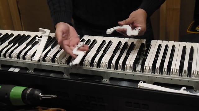 Roland A-90 Opening and Repairing Keys смотреть онлайн
