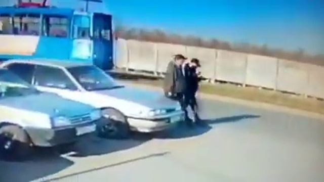 Кража на стоянке КАСТИНГА, кто знает этих людей напишите в личку смотреть онлайн