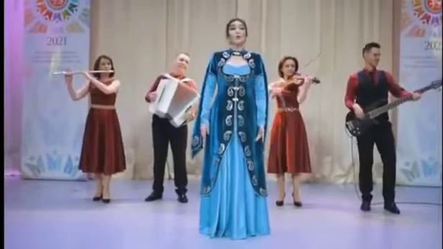 Знаменитая песня "Катюша" на 🇦🇿 языке в исполнении прекрасной Камилы Алескеровой из Казани смотреть онлайн