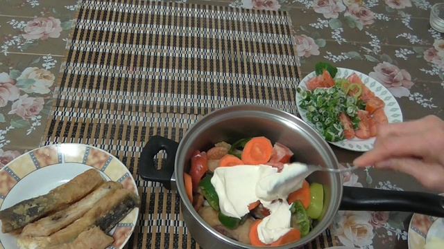 Рыба тушеная с овощами Рыба в сметане с овощами. Карп в сметане. смотреть онлайн