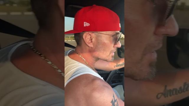 Роман Костомаров водит машину... смотреть онлайн