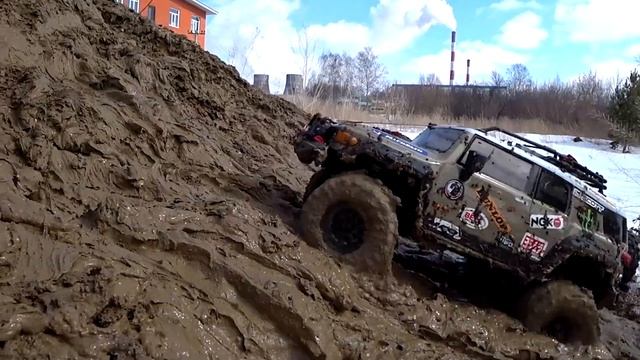 Jeep Cherokee на бездорожье против Land Rover Defender, Toyota FJ Cruiser - Кто лучший в Грязи?