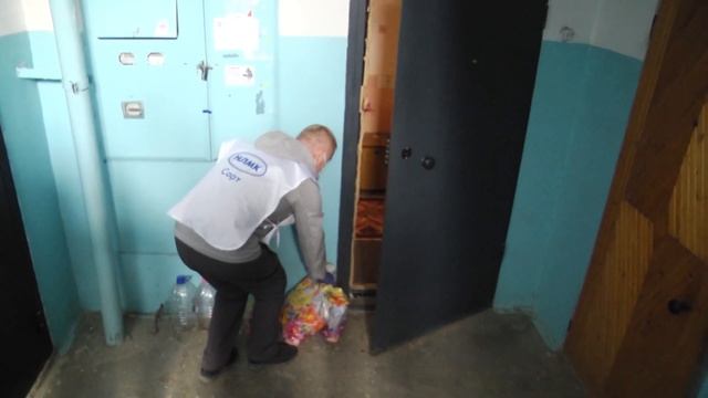 В Ревде волонтеры НЛМК развозили особым ветеранам предприятия продукты и хозтовары смотреть онлайн