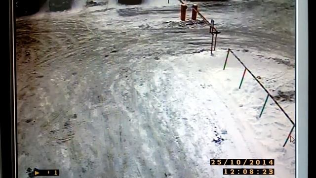 Джип проехал, не заметив шлагбаум... смотреть онлайн
